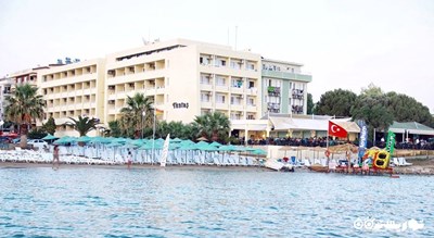 نمای کلی ساحل و ساختمان هتل